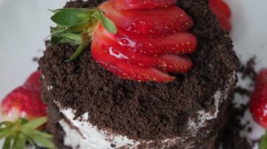 Pastaya çikolata parçacıkları. Tatlı kahvaltı, sağlıksız yemek. Şeker yiyecekler. Meyveli, olgun çilekler. Meyveler. 4K