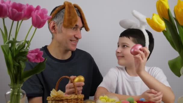 快乐的爸爸和儿子拿着彩绘的鸡蛋笑着 准备复活节 — 图库视频影像