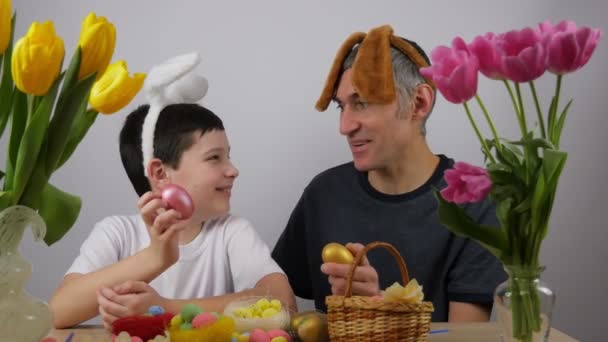 Bonne Famille Père Fils Peignent Des Œufs Pâques — Video