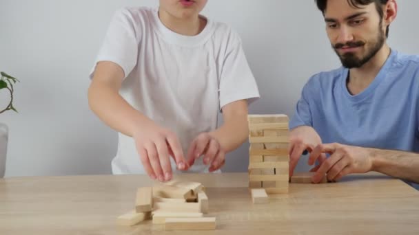 Niño Construye Una Torre Ladrillos Madera Juegos Mesa Para Toda — Vídeos de Stock