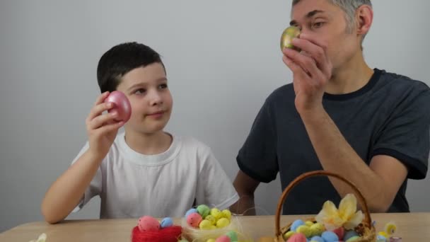 Familienspiel Mit Ostern Ostereier Frohe Ostern Bunte Ostereier Junge Bemalt — Stockvideo