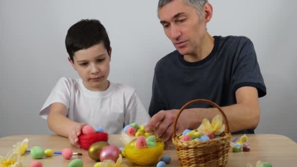 Пасхальные Яйца Счастливой Пасхальной Открытки Мальчик Папа Кроличьих Ушах Счастливой — стоковое видео