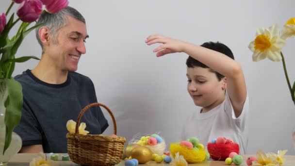 Rodzinna Gra Wielkanocą Tata Syn Malują Jajka Przygotowuję Się Wielkanocy — Wideo stockowe