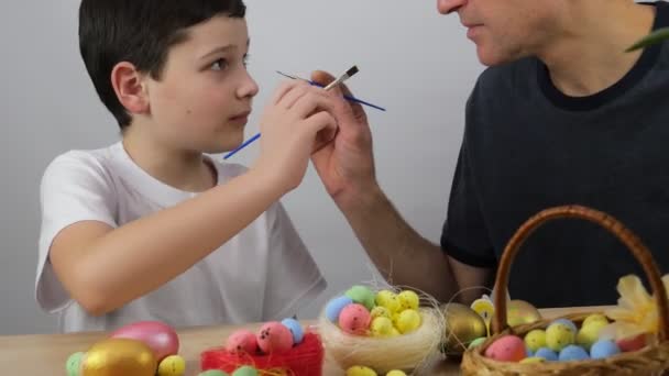 Jogo Família Com Páscoa Pai Filho Riem Muito Preparando Para — Vídeo de Stock