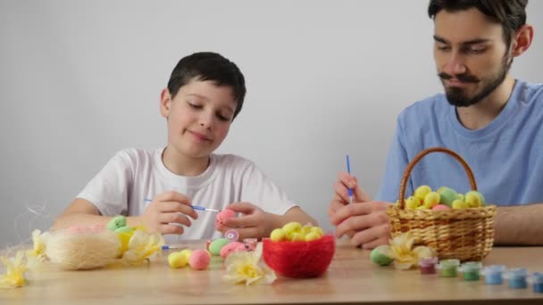 Смішне Відео Щасливої Великодньої Родини Два Щасливих Брата Фарбують Яйця — стокове відео