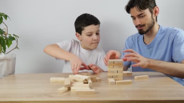 Glada Bröder Spelar Ett Brädspel Porträtt Lyckliga Bröder Njut Att — Stockvideo