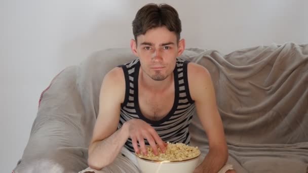 Kaukasischer Typ Der Auf Dem Sofa Sitzt Popcorn Isst Und — Stockvideo