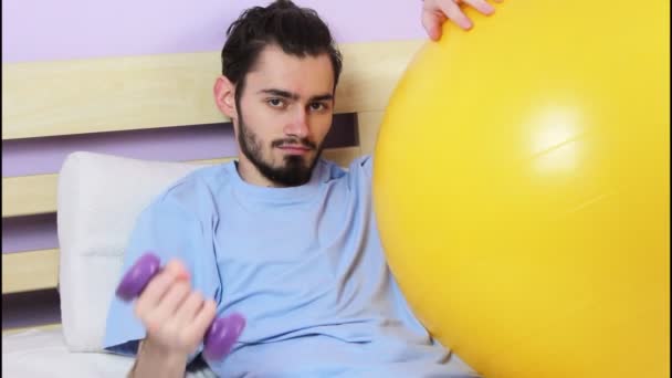 Ung Kille Med Fitball Livsstilen Killen Ligger Sängen Fitball Och — Stockvideo