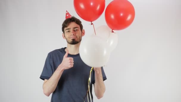 Fiesta Cumpleaños Con Globos Tipo Guapo Con Sombrero Rojo Cumpleaños — Vídeos de Stock