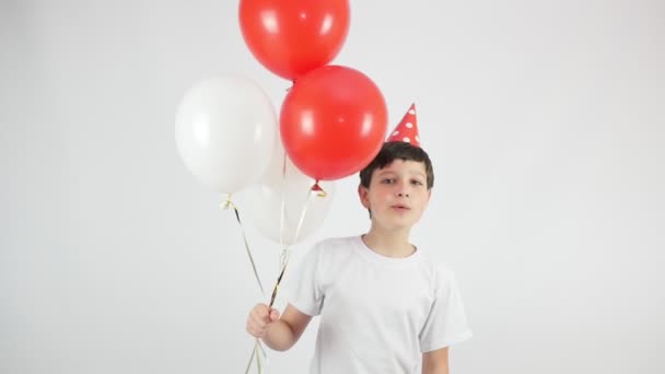 Urodziny Portret Przystojnego Chłopca Czerwonym Kapeluszu Urodzinowym Czerwone Białe Kulki — Wideo stockowe