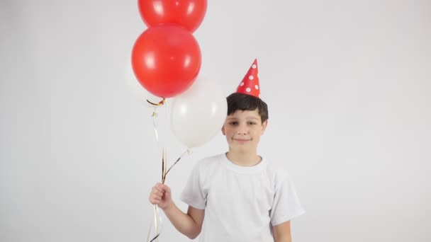 Wesoły Chłopiec Czerwono Białymi Balonami Wesołych Urodzinach — Wideo stockowe