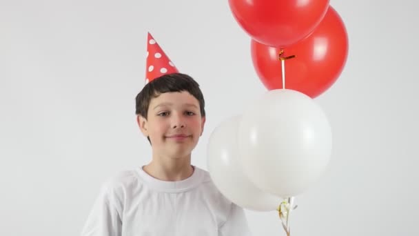 Cumpleaños Retrato Niño Riendo Con Sombrero Rojo Cumpleaños Bolas Rojas — Vídeo de stock