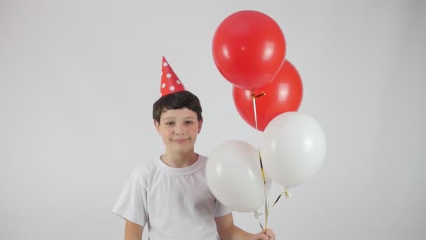 Geburtstag Luftballons Schöner Junge Mit Rotem Geburtstagshut — Stockvideo