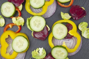 Ev yapımı sebzeler. Taze organik sebzeler. Renkli sebze. Sağlıklı sebze. Çeşitli sebzeler. Bahçeden sebzeler. Yukarıdan bak. Çok renkli sebzeler. Pankart. Karanlık bir arka planda