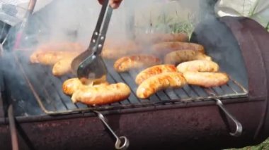 Kebaplar. B-B-Q. Adam dışarıda kızartma yapıyor.