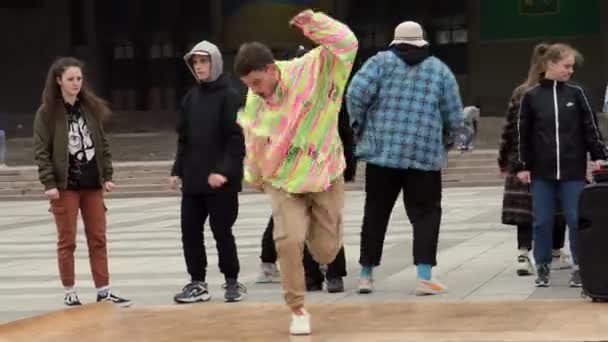 Танцующие Люди Парень Танцует Брейк Данс Улице Хип Хоп — стоковое видео