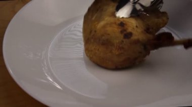 Elmalı taze ve lezzetli pişmiş ördek. Patatesli et. Aşçı ördek etini tabağa koyar. Pişmiş elma..