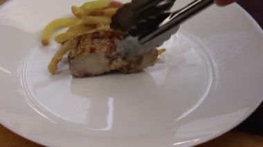 Taze ve lezzetli fırınlanmış et ve patates. Patates kızartması Aşçı eti hazırlıyor..