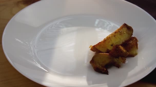Carne Assada Fresca Saborosa Com Batatas Cozinheiro Coloca Carne Prato — Vídeo de Stock