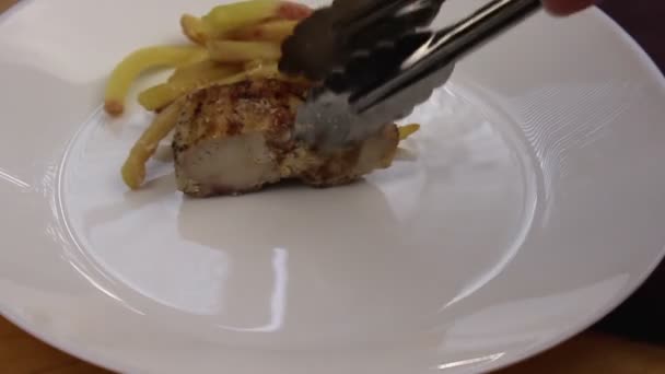 Vers Smakelijk Gebakken Vlees Met Aardappelen Frietjes Kok Legt Het — Stockvideo