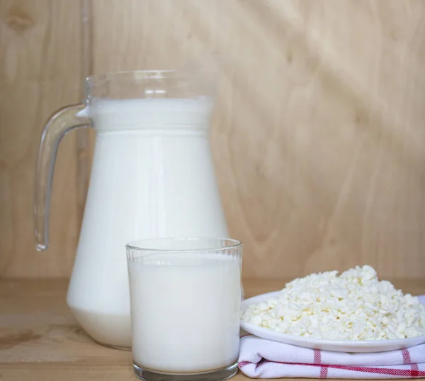 Leckere Frische Milch Auf Einem Hölzernen Hintergrund Karaffe Mit Milch — Stockfoto