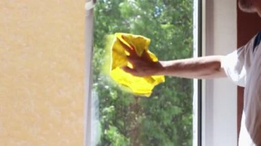 Camları siliyorum. Eldivenli bir adam pencereyi yıkar. Bahar, yaz havası