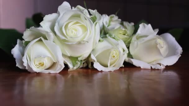白いバラ ピンクのバラは木製の背景にあります 休日への贈り物としてのバラの花束 — ストック動画