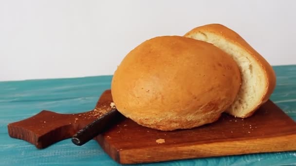Selbstgebackenes Brot Hausgemachtes Weizenbrot Das Brot Wird Halbiert — Stockvideo
