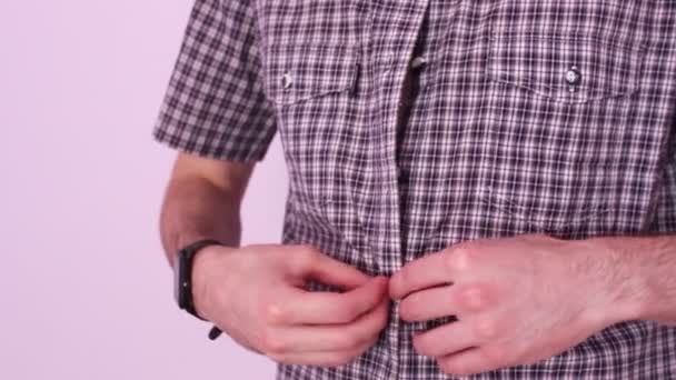 Homem Com Uma Camisa Xadrez Abotoando Botões — Vídeo de Stock