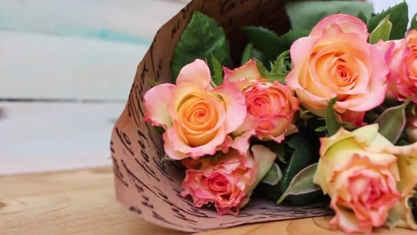 Strauß Schöner Rosen Auf Einem Hölzernen Hintergrund Blumen Als Geschenk — Stockvideo