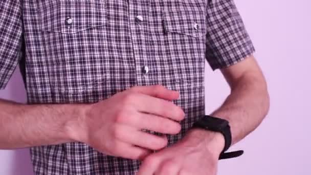 Homem Com Uma Camisa Xadrez Abotoando Botões — Vídeo de Stock