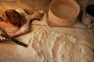 Ekmek siyahtır. Ekmek dilimleri. Narzen ekmeği. Ekmek ağacı. Masada ekmek var. Arka plan için ekmek. Kahvaltı için ekmek. Yukarıdan bak. kopyalama alanı