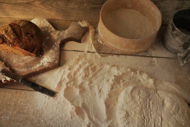 Taze pişmiş tam tahıllı ekmek. Ekmek pişirme. Sabah için ekmek.. 