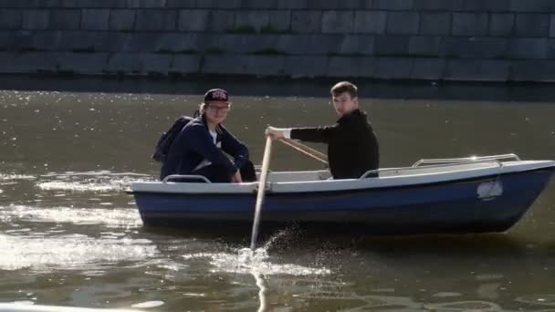 Båten Livsstilsvideor Två Killar Färdas Floden Utforska Och Semester Koncept — Stockvideo