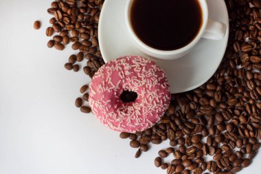 Donut, cila, klasik donut, eski moda donut, beyaz arka planda krema şekerli bir çörek, yakın plan. Uzayı kopyala Isırılmış çörekler. Renkli donut ve jöle. Çörek ve kahve.