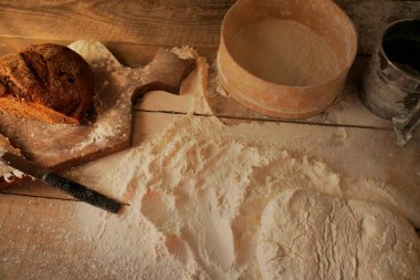 Taze pişmiş tam tahıllı ekmek. Ekmek pişirme. Sabah için ekmek.. 