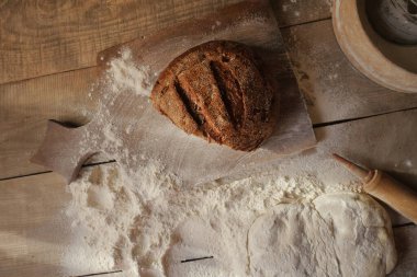 Taze pişmiş kepekli ekmek. Ekmek siyahtır. Ekmek dilimleri. Narzen ekmeği. Ekmek ağacı. Ekmek masada.. 