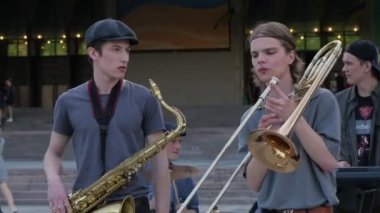 Trompet ve saksafon çalıyor. Sokaktaki konser için. 4K