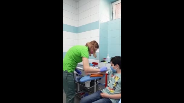 Polyklinika Záchranář Odebírá Krev Chlapci Vzorek Krve Zdravotní Péče Zdravý — Stock video