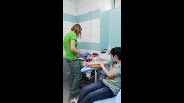 Clínica Médica Trabajador Miel Toma Sangre Niño Muestra Sangre — Vídeo de stock