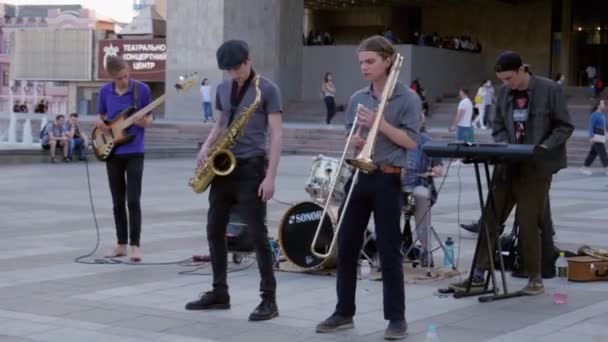 Concierto Calle Músicos Están Tocando Trombón Saxofón — Vídeo de stock