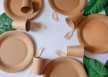 Çevre dostu yaşam tarzı. Eko kağıt sofra takımı. Beyaz arka planda yiyecek tabakları. Geri dönüşüm kavramı çevre dostudur. Boşluğu kopyala