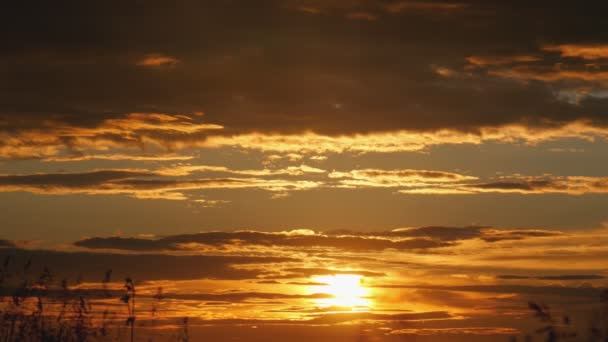 Prachtige Dramatische Zonsondergang Wolken Donkerblauwe Oranje Hemel Zon Gaat Onder — Stockvideo