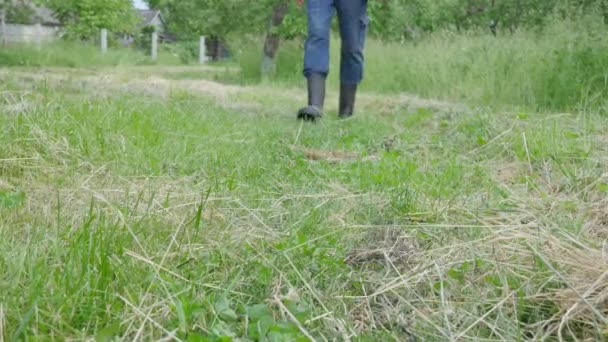 Siga Pés Fazendeiro Botas Enquanto Ele Caminha Pelo Campo Agricultor — Vídeo de Stock