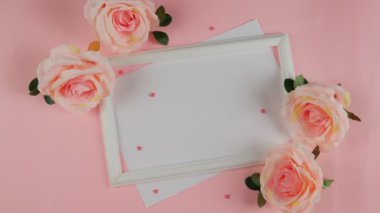 Pembe arka planda güller ve metin için çerçeve. Tebrikler, Aziz Vadentine. Düğün, doğum günü. 4K