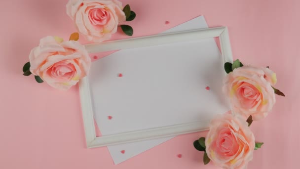 Rosen Auf Rosa Hintergrund Und Rahmen Für Text Herzlichen Glückwunsch — Stockvideo