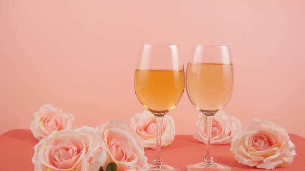 Två Glas Champagne Med Jordgubbar Som Faller Rosa Rosor Romantik — Stockvideo