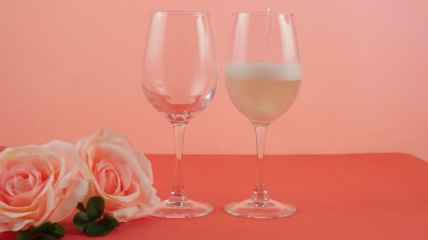 Två Glas Champagne Ligger Bredvid Rosa Rosor Rosa Bakgrund Romantik — Stockvideo