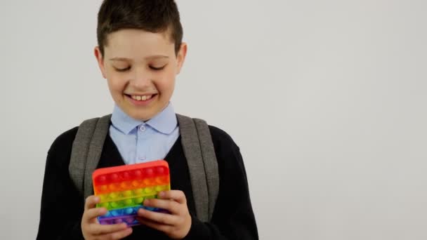 Volta Escola Rapaz Com Uma Mochila Num Fundo Branco Emoções — Vídeo de Stock