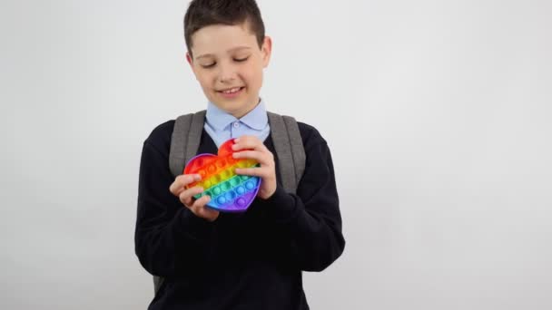 Covinha Simples Nas Mãos Estudante Com Uma Mochila Fundo Branco — Vídeo de Stock